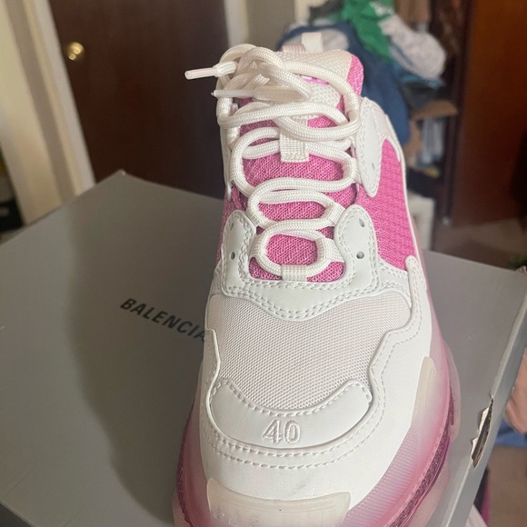 Comes with box and dust bag. Worn twice Women’s balenciaga Triple S sneakers.